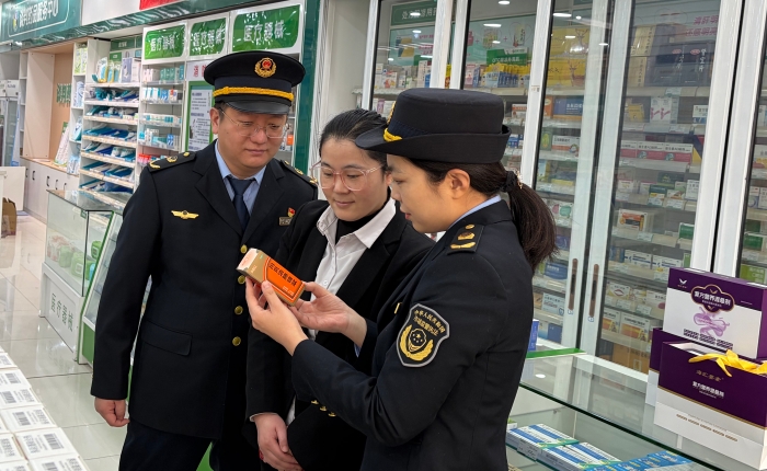 圖為2月4日，該局執法人員在一家連鎖超市檢查藥品陳列情況。（王悅 攝）