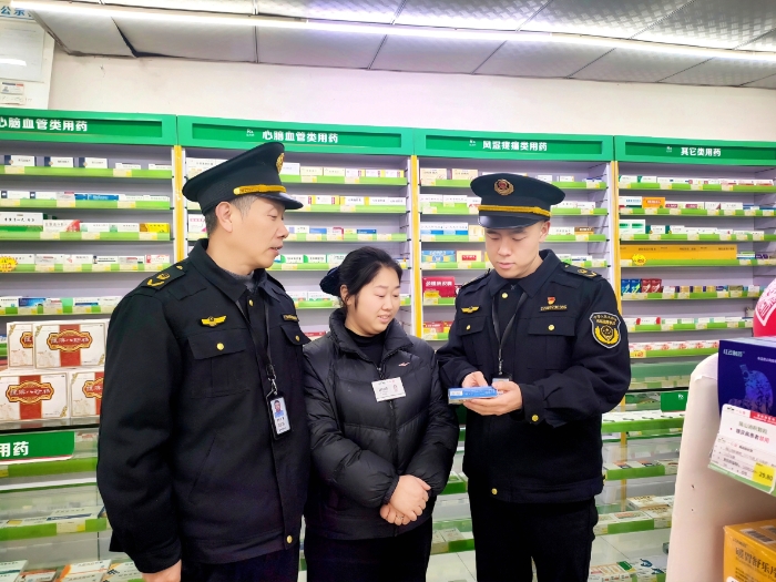 圖為2月4日，執(zhí)法人員在一家藥店通過標(biāo)簽標(biāo)識核查藥品質(zhì)量