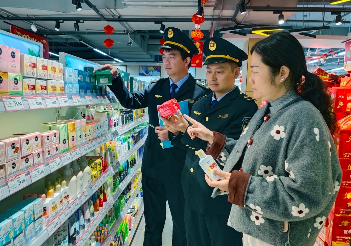 江西于都：專項檢查冬季化妝品 (1)