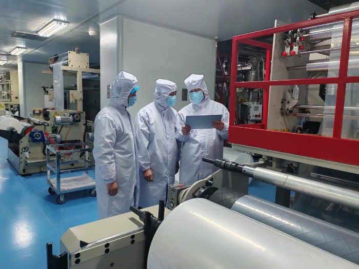 圖為第三分局執法人員在一家藥包材生產企業車間現場檢查。（許馨寧 攝）