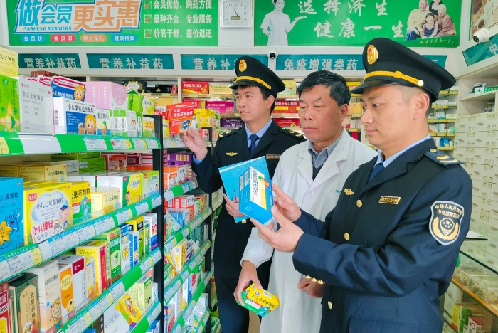 圖為執法人員在疫苗接種單位進行檢查。