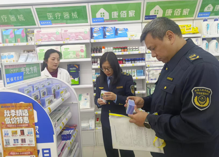 圖為該局執法人員在一家藥店檢查藥品質量。