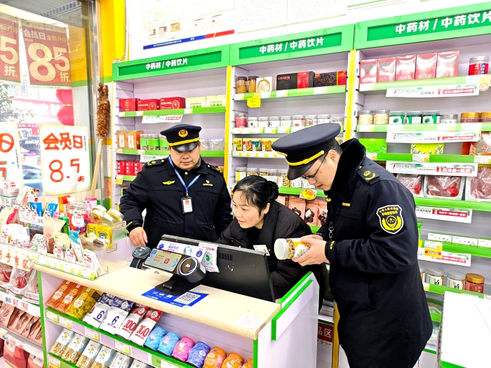 圖為該局監(jiān)管人員在一家藥店檢查中藥飲片的進(jìn)貨來源和銷售記錄