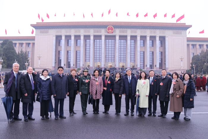 圖為3月4日下午，全國政協十四屆四次會議在北京人民大會堂開幕。全國政協醫衛界部分委員步入會場前合影留念。 (記者李易真 攝)