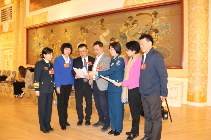 3月5日下午，全國政協十四屆四次會議舉行小組會議，審議政協常委會工作報告和提案工作情況的報告。圖為全國政協醫衛界部分委員在小組會議上討論報告。（記者李易真 攝）