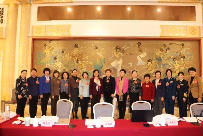 3月6日上午，全國政協十四屆四次會議舉行小組會議，討論政府工作報告、審議政協常委會工作報告。圖為全國政協醫衛界部分女委員在會議休息期間合影。（記者李易真 攝）