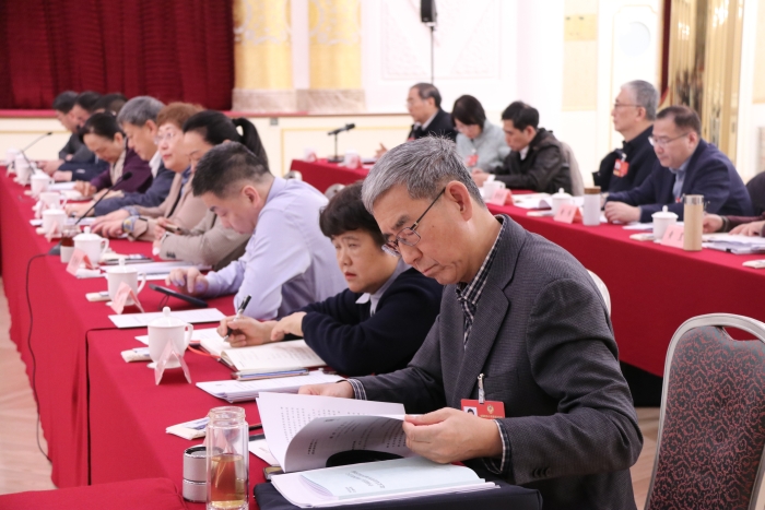 3月6日上午，全國政協十四屆四次會議舉行小組會議，討論政府工作報告、審議政協常委會工作報告。圖為全國政協醫衛界部分委員在會議休息期間討論報告。（記者李易真 攝）
