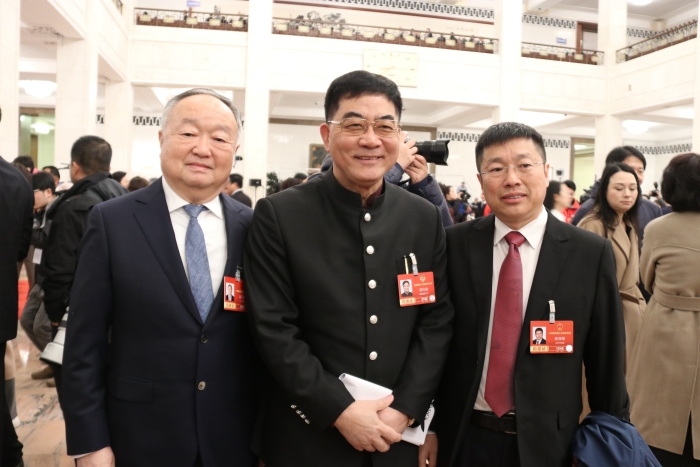 3月5日，十四屆全國人大四次會議在京開幕。全國人大代表、山東百多安醫療器械股份有限公司首席科學家張海軍，全國政協委員、中國科學院院士、復旦大學附屬中山醫院心內科主任葛均波等人在步入人民大會堂后合影留念。