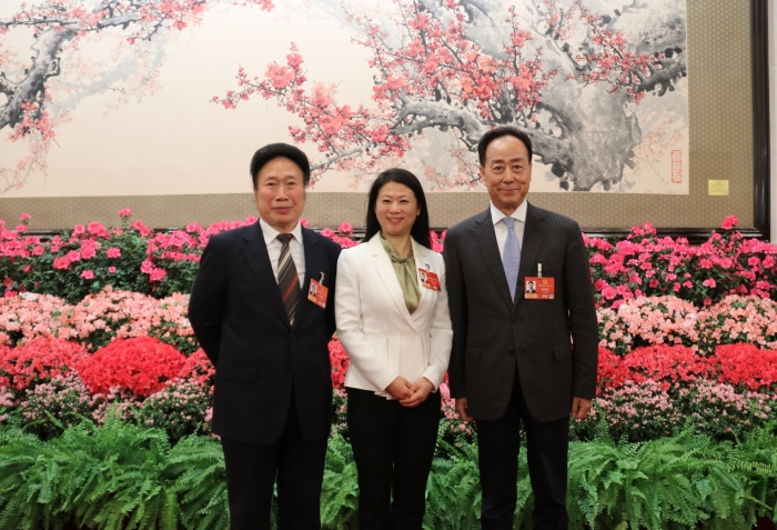 3月5日，十四屆全國人大四次會議在京開幕。全國人大代表、浙江中醫藥大學附屬第三醫院院長助理陳瑋，全國人大代表、上海中醫藥大學附屬岳陽中西醫結合醫院首席教授吳煥淦和全國人大代表、北京信利律師事務所首席合伙人閻建國在步入人民大會堂后合影留念。