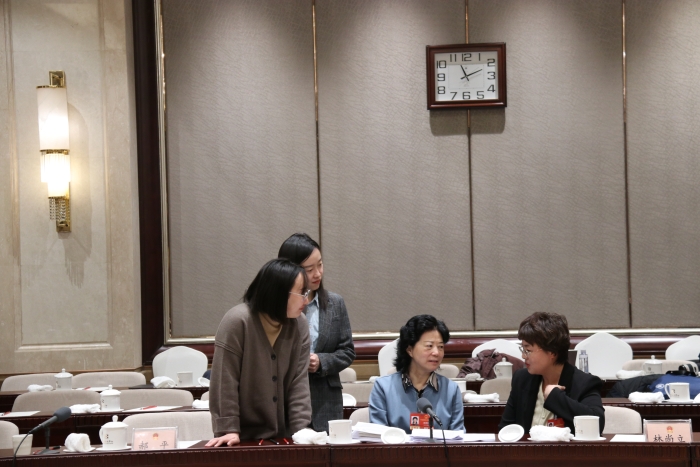 3月7日上午，十四屆全國人大四次會議北京市代表團舉行代表小組會議，審查計劃報告和草案、預算報告和草案。當天上午會議結束后，全國人大代表，北京金象復星醫藥股份有限公司白塔寺藥店總藥劑師、執業藥師張海鷗與部分代表、媒體仍在繼續討論。