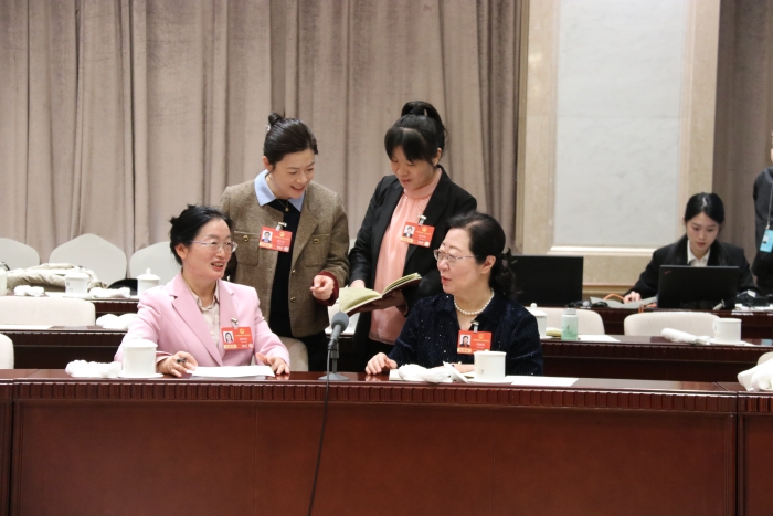 3月7日上午，十四屆全國人大四次會議北京市代表團舉行代表小組會議，審查計劃報告和草案、預算報告和草案。當天上午會議結束后，全國人大代表、北京婦產醫院內分泌科主任阮祥燕與部分代表仍在繼續討論。