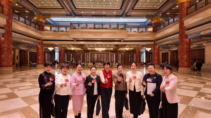 3月7日下午，十四屆全國人大四次會議北京市代表團舉行代表小組會議，審查計劃報告和草案、預算報告和草案。會后，全國人大代表，北京金象復星醫藥股份有限公司白塔寺藥店總藥劑師、執業藥師張海鷗（左二）與部分代表仍在繼續討論。（記者蔣紅瑜 攝）