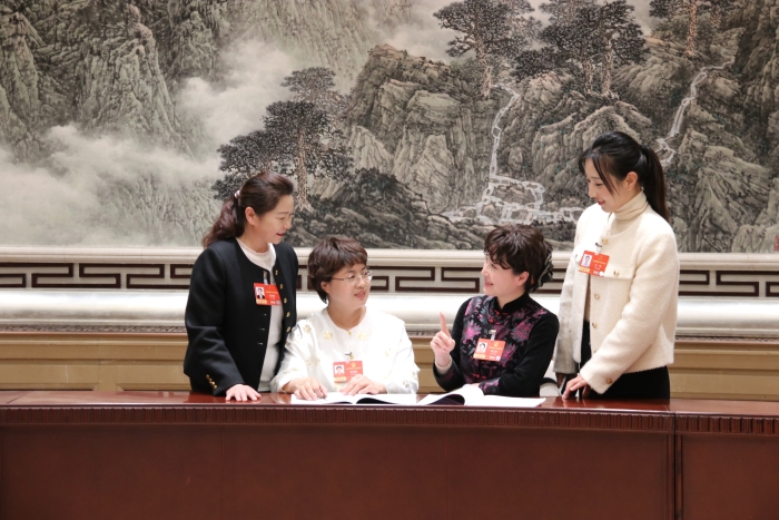 3月7日下午，十四屆全國人大四次會議北京市代表團舉行代表小組會議，審查計劃報告和草案、預算報告和草案。會后，北京市代表團部分女代表在三八婦女節來臨之際合影留念。（記者蔣紅瑜 攝）