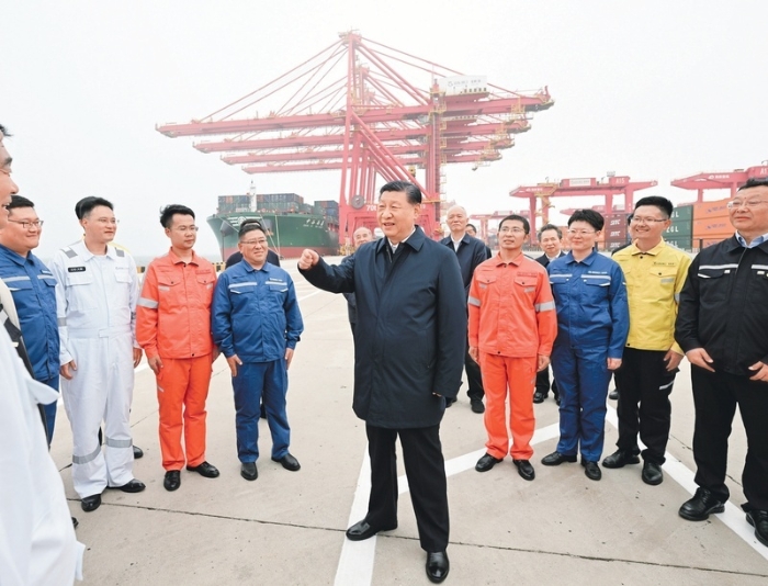 2024年5月22日至24日，中共中央總書記、國家主席、中央軍委主席習近平在山東考察。這是22日下午，習近平在日照港親切慰問港口科技工作者、運營人員、航運人員。新華社記者