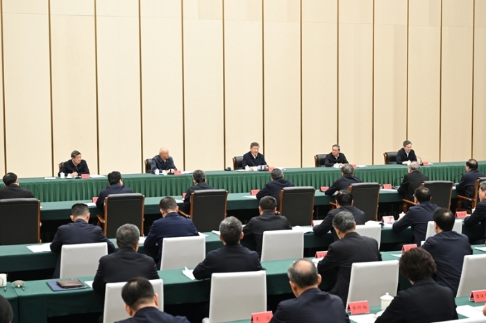 3月23日，中共中央總書記、國家主席、中央軍委主席習近平在河北雄安新區考察，并主持召開深入推進雄安新區高質量建設和發展座談會。這是23日下午，習近平主持召開深入推進雄安新區高質量建設和發展座談會并發表重要講話。新華社記者 謝環馳 攝