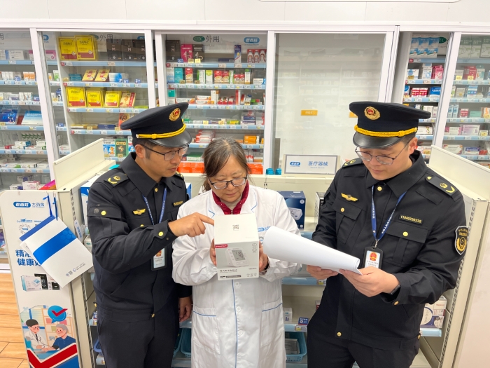 圖為該局執法人員在一家藥店核查常用醫療器械外包裝上標示的相關信息。（孫建新 攝）