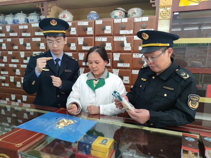 圖為該局執法人員在零售藥店檢查中藥飲片儲存及質量狀況。（鄢國卿 攝）