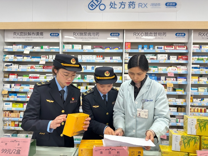 圖為4月2日，開封市順河回族區市場監管局執法人員在景區周邊藥店檢查藥品購進渠道。（韓吳琦 金碩 攝）