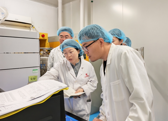 圖為第一檢查分局執(zhí)法人員對企業(yè)阿膠特征多肽的鑒別并檢查含量測定圖譜。（田松林 攝）