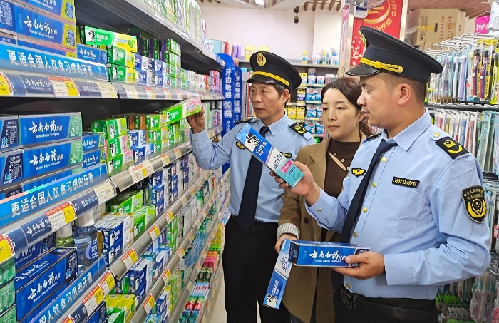 圖為4月10日該局執(zhí)法人員在一家超市檢查牙膏的標(biāo)簽標(biāo)識(shí)是否符合要求。（王雨林 王彥君 攝）