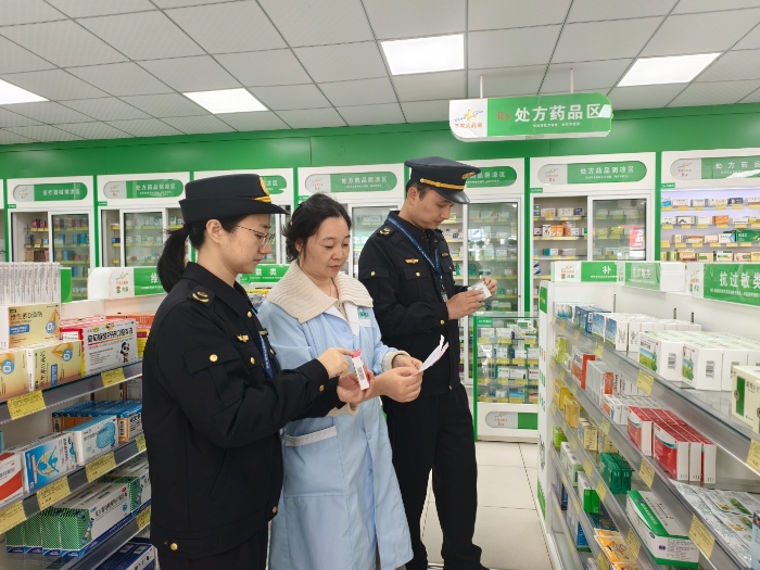 圖為該局執法人員在一家藥店內檢查相關抗過敏藥品。（李瑤 孫建新 攝）