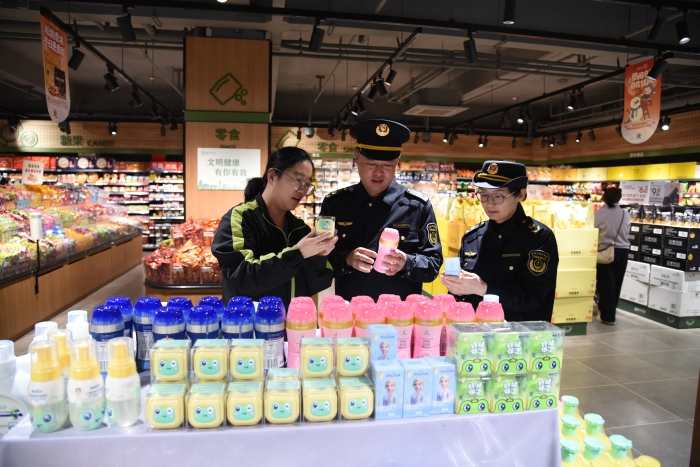 圖為4月17日，執(zhí)法人員正在一家商超檢查兒童化妝品標(biāo)識(shí)情況。（通訊員 韓吳琦）